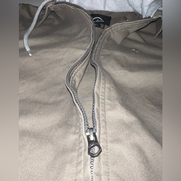 VOLCOM Cargo Jacket with Hood NWOT Pockets and Great Quality Brand New - Picture 3 of 6